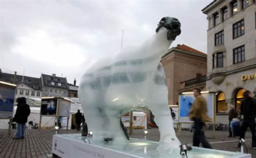 تمثال الدب القطبي الذائب في كوبنهاغن. عرض يهدف إلى توضيح الوضع للحاضرين في المؤتمر