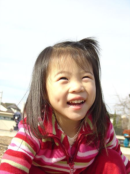 ילדה שמחה. מתוך ויקיפדיה