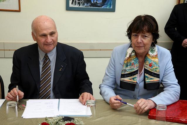 The President of the Hebrew University, Prof. Menachem Magidor, and the President of the CNRS, Mrs. Catherine Barshiniak, at the signing ceremony. Photo: Sasson Tiram