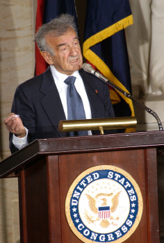 אלי ויזל בהופיעו בפני הקונגרס האמריקני. צילום מתוך ויקיפדיה