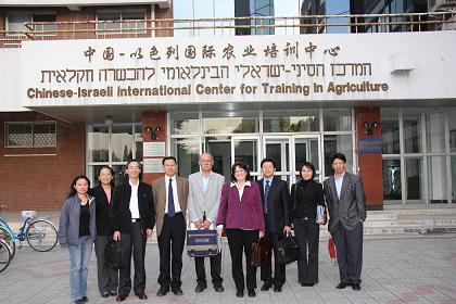 המשלחת הישראלית ליד המרכז למחקר חקלאי שהקימה ישראל בסין