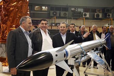 Minister Barak's visit to the aviation industry, January 28, 2008 In the photo: Defense Minister Ehud Barak examines a model of a missile