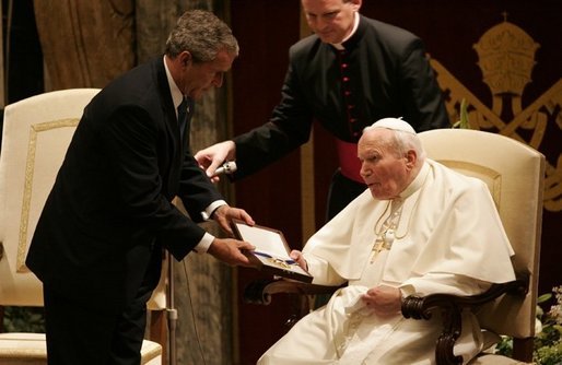 הנשיא ג'ורג' בוש מעניק לאפיפיור את מדלית החופש ב-2004. עכשיו הוא מעניק לנוצרים חסות ממשלתית לתפילה. צילום: מתוך ויקיפדיה