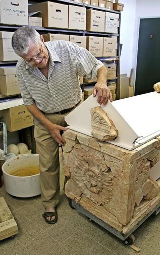 Prof. Netzer next to the recently discovered coffin. Photo by Gabi Laron, Hebrew University