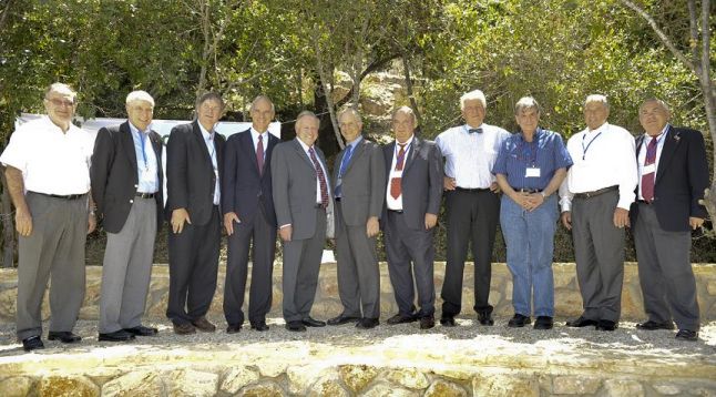 משתתפי הכנס עם ראשי הטכניון. מימין לשמאל: פרופסור מיקי אבירם, פרופסור קורט ווטריך, פרופסור אהרן צ'חנובר, פרופסור גונטר בלובל, פרופסור פריד מורד, פרופסור דויד גרוס, פרופסור יצחק אפלויג, פרופסור ז'אק לוינר, פרופסור טים האנט, פרופסור אברהם הרשקו, פרופסור פרץ לביא.