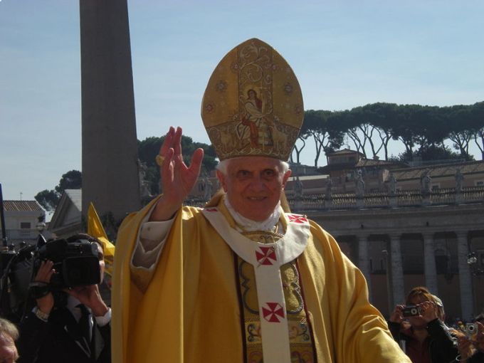 The Pope blesses believers in Rome, 2008. Photo: wikimedia common. The photographer Rvin88 uploaded the photo himself according to CREATIVE COMMON 3.0