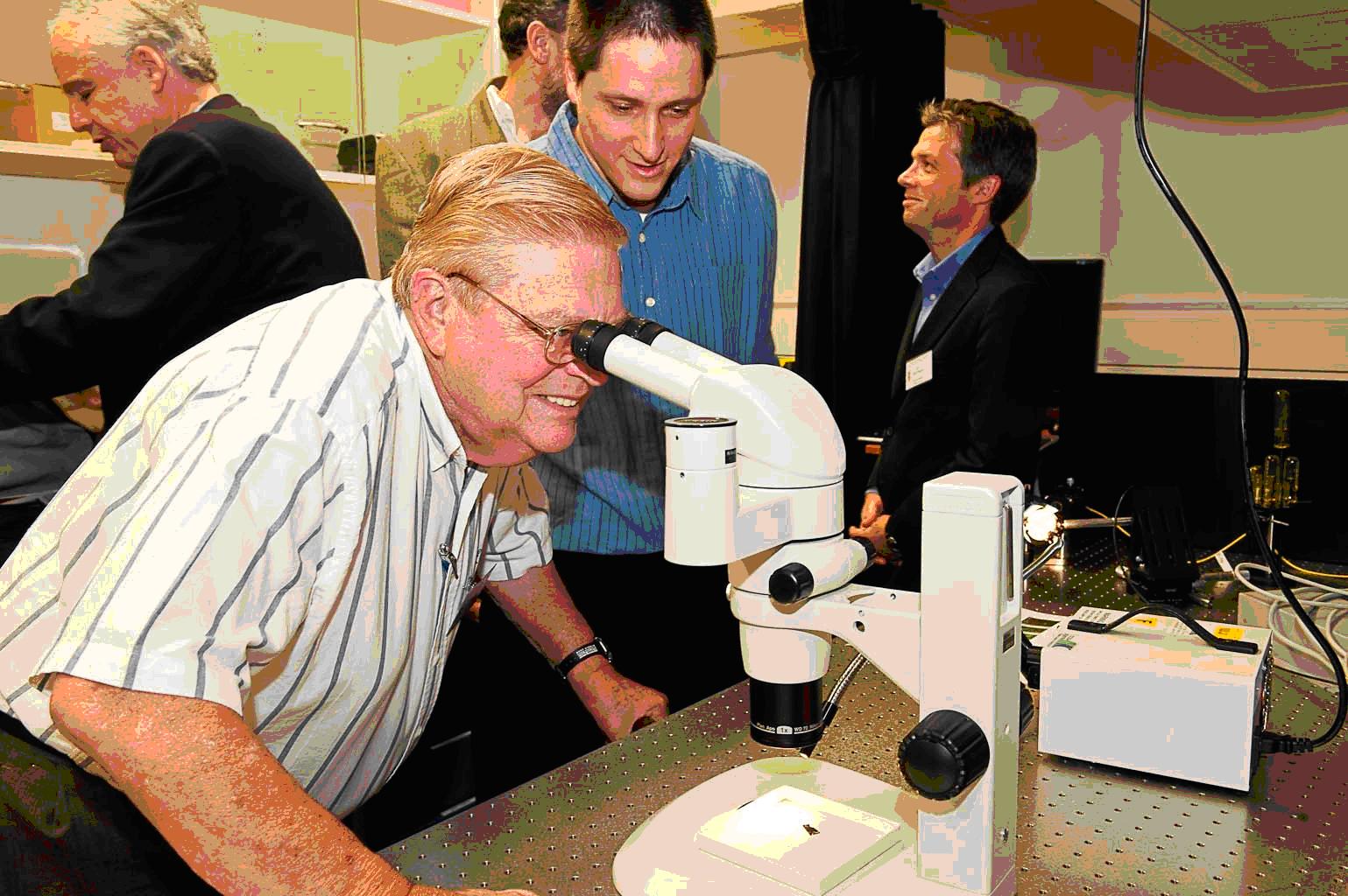 Dr. Yelin (standing, center) explains his work to Lori Lockey during a visit to the new lab. Photographer: Shlomo Shama, the Technion spokeswoman