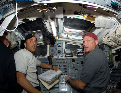 מימין – טוני אנטונלי, טייס משימה STS-119 וג'וזף עקבה, מומחה משימה ליד בקרת המעבורת דיסקברי, בדרך לתחנת החלל