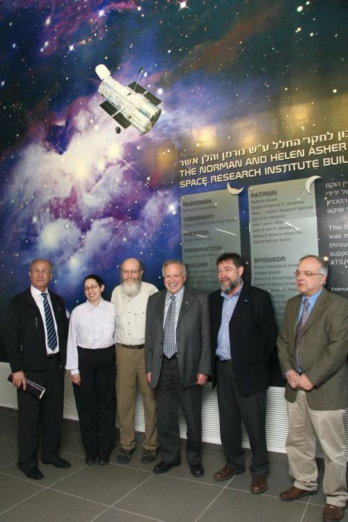 Inaugurating the new building (from right to left): Professor Omri Rand, Dean of the Faculty of Aeronautics and Space Engineering at the Technion, Professor Moshe Gelman, President of the Technion, Professor Yitzhak Apluig, Robert Asher and his wife Maureen Sheinbok, Professor Chaim Ashed