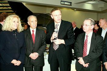 في الصورة من اليمين إلى اليسار: رئيس جامعة بار إيلان، البروفيسور موشيه كوف، المفوض الأوروبي للعلوم والأبحاث