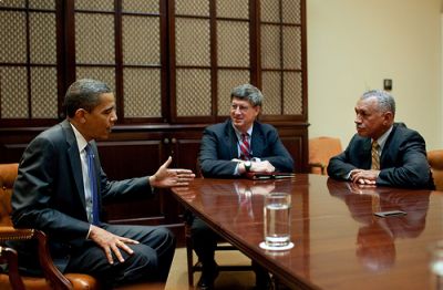צ'ארלס בולדן (מימין) ונשיא ארה''ב ברק אובמה במפגש ביניהם בבית הלבן השבוע. ביניהם אחד מעוזריו של אובמה