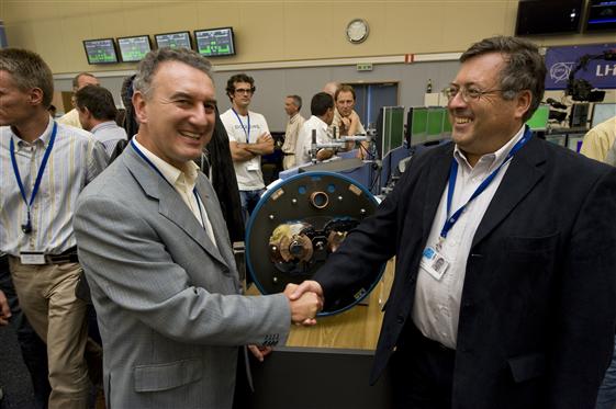 חדר הבקרה הראשי ב-CERN, לאחר ההודעה על הצלחת שיגורי האלומות הראשונות, 10 בספטמבר 2008. צילום: CERN