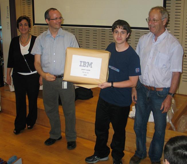 In the photo: (from right to left) Dr. Zvi Peltiel, director of the Weizmann Institute of Science, the first place winner - Lior Goldberg, Oded Margalit - IBM employee and volunteer in the competition, Mezi Glaur - Director of Marketing and Communications at IBM - at the ceremony The prize distribution of the annual competition, which was held at the IBM House in Petah Tikva.