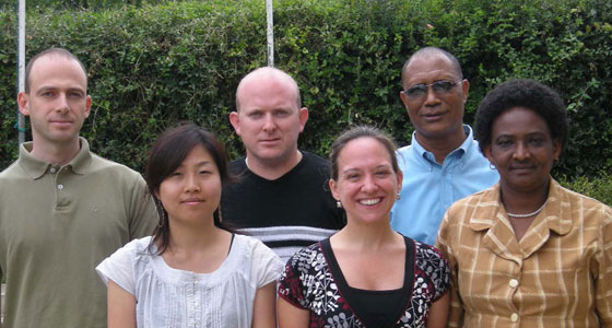 مجموعة متطوعي IBM من جميع أنحاء العالم. دوتان في الصف الخلفي في المنتصف