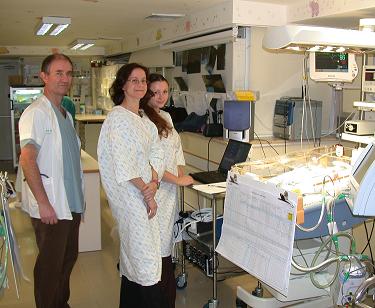 דר' דני ויסמן (משמאל), דר' כרמית לוי (במרכז) והמהנדסת אנה פיינגרש (מימין) במחלקת פגים במרכז רפואי כרמל. ליד מיטת התינוק המונשם נמצאת מערכת הניטור החדשה. צילום אלי דדון, בית החולים כרמל'