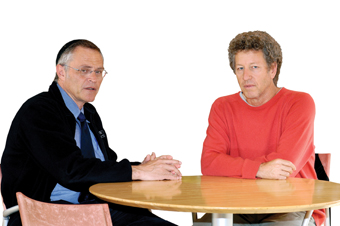 من اليمين: البروفيسور إيهود شابيرا والبروفيسور كارل سكورتسكي. خارج الصندوق