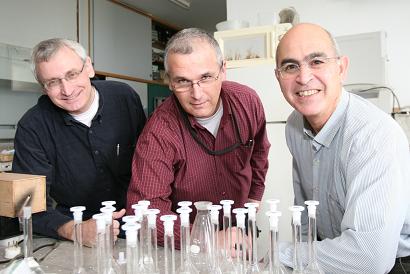 في الصورة (من اليمين إلى اليسار): البروفيسور يحزقيل كاشي، د. آفي أوستفيلد والبروفيسور إسرائيل شيشتر
