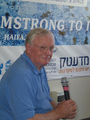 ניל ארמסטרונג בהרצאה בפני ילדים במוזיאון מדעטק בחיפה, 10 ביולי 2007.