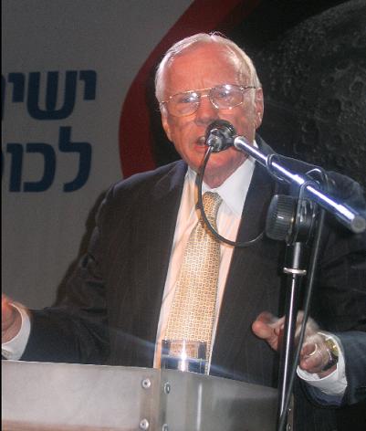 نيل أرمسترونج في حدث حي في بيت الاستثمار، مراكز المعارض في تل أبيب - 10 يوليو، 2007. تصوير: آفي بيليزوفسكي