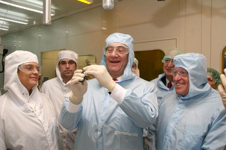 נשיא הטכניון, פרופ' יצחק אפלויג, ראש הממשלה אהוד אולמרט, דר. חוסם חאיק  ושרת החינוך יולי תמיר בעת ביקור אולמרט במרכז וולפסון למחקר במיקרואלקטרוניקה בטכניון, 26 בפברואר 2009