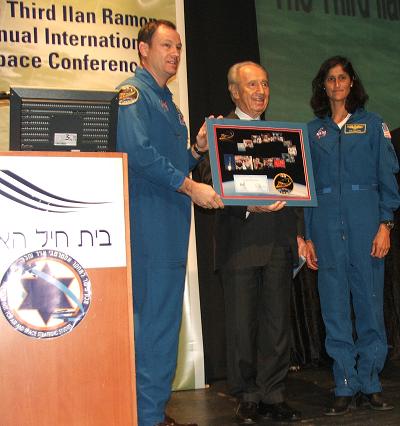 פרס עם האסטרונאוטים סוניטה ויליאמס ומייקל לופז בכנס החלל השלישי על שם אילן רמון, ינואר 2008. צילום: ליאון רוזנבלום.