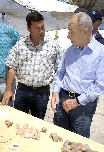 Prof. Oded Lifshitz (left) presents to the President of the State, Mr. Shimon Peres, a variety of findings discovered in the Ramat Rachel excavations. Photographer: Pavel Shargo, Institute of Archaeology, Tel Aviv University