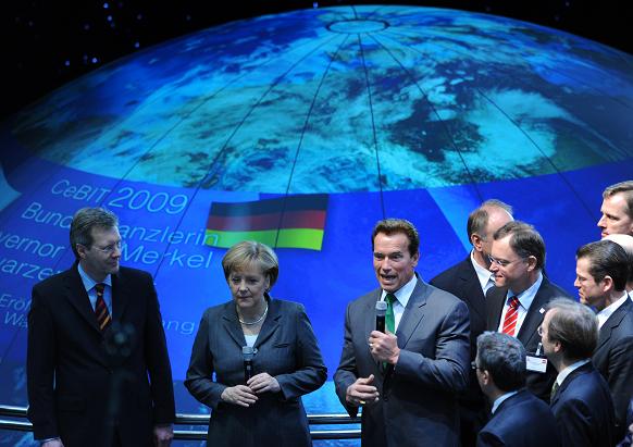 דוברי שפות שונות (או שלא) קנצלרית גרמניה אנגלה מרקל ומושל קליפורניה ארנולד שוורצנייגר בתערוכת סביט 2009. צילום: יחסי ציבור
