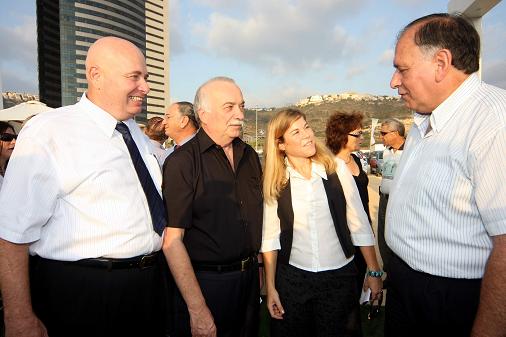 رئيس بلدية حيفا يونا ياهاف ورجال الأعمال الذين يؤسسون حديقة علوم الحياة