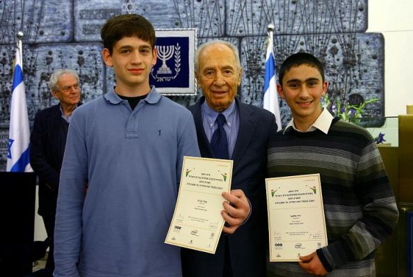 שחר גבירץ וידיד אלגאווי מקבלים את הפרס על זכייתם בתחרות מדענים ומפתחים צעירים מידי נשיא המדינה, שמעון פרס
