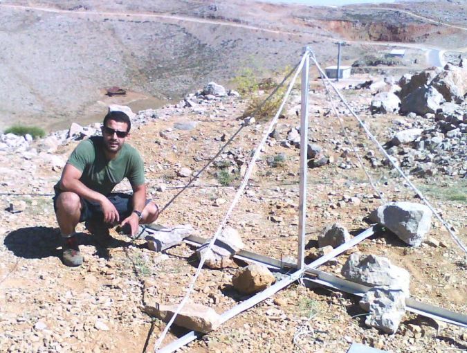 The student Yuval Reuveni with the triangular antenna