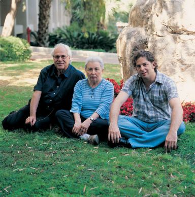 מימין: דר. ערן אלינב, טובה וקס ופרופ' זליג אשחר. שלום מלא מימין: דר. ערן אלינב, טובה וקס ופרופ' זליג אשחר. שלום מלא