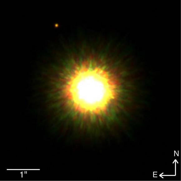 כוכב לכת התגלה בזכות היותו מספיק מרוחק מהשמש שלו, והוא נראה בתמונה בבירור כעצם נפרד