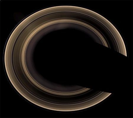 החללית קאסיני, המקיפה כעת את שבתאי במסלול קוטבי צילמה את כוכב הלכת מזוית מעניינת