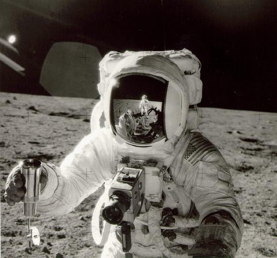 رائد فضاء أبولو 12 آلان بين يحمل الترمس مع التربة القمرية. هل كان لديه أيضًا ماء القمر في الترمس؟