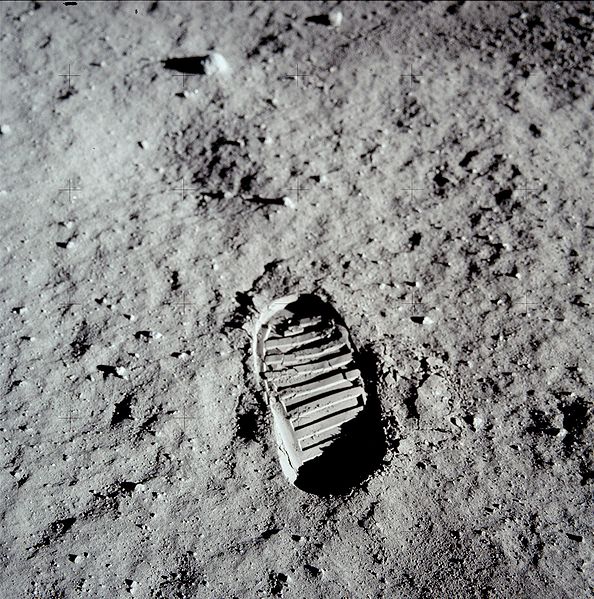 צעד גדול לאנושות - טביעת רגלו של באז אלדרין על הירח באדיבות נאסא