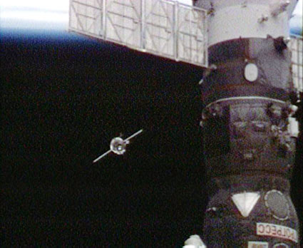 החללית סויוז TMA-14  ועליה הצוות ה-19 של תחנת החלל מתקרבת לתחנה. 28 במארס 2009