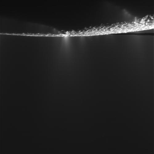פלומת המים מעל הקוטב הדרומי של אנסלדוס ללא עיבוד