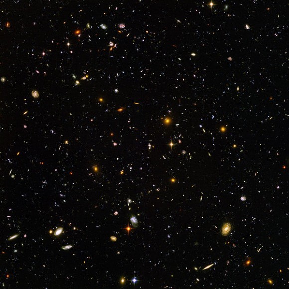 בתמונה זו, שצילמה מצלמת השדה העמוק של טלסקופ החלל האבל מתחבאות עשרת אלפים גלקסיות.