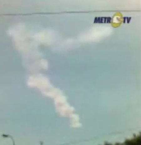 שרידים של המטאוריט שהתפוצץ מעל אינדונזיה ב-8 באוקטובר 2009. צילום: נאס''א ותחנת טלוויזיה מקומית באינדונזיה