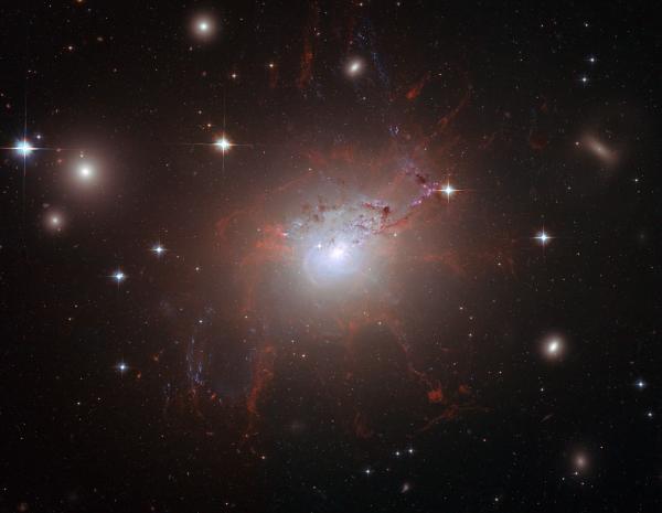 חוטים של גז הנפלט ממרכז גלקסית NGC 1275 עלולים שלא להצטבר לכוכבים, דבר המסביר מדוע גלקסיות מאסיביות לא גדלות עוד יותר כפי שאולי היו יכולות. צילום: נאס''א