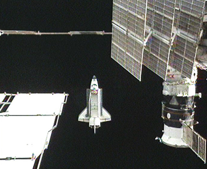מעבורת החלל אטלנטיס מבצעת הקפה של תחנת החלל, הערב