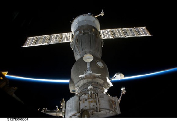 אחת מחלליות הסויוז העוגנות בו זמנית השבוע בתחנת החלל. צילום: נאס''א