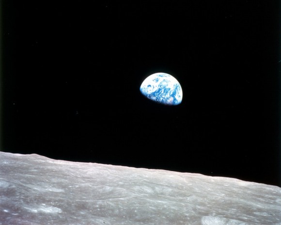 מראה כדור הארץ זורח מעל הירח, התמונה האייקונית שצולמה בידי צוות אפולו 8, ב-25 בדצמבר 1968