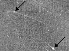 החיצים מעידים על מיקומם של הירח אנתיאה (משמאל למעלה) ומתון (מימין למטה). מיקרו מטאוריטים המתרסקים על הירחים הללו הם המקור לחומר המרכיב את הקשת