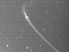 צילום של קאסיני חושף את קיומה של קשת חיוורת של חומרים המקיפים את שבתאי ביחד עם הירח הקטן אנתיאה