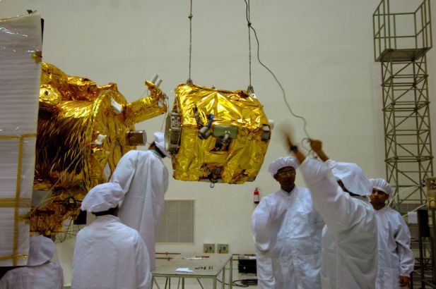 תהליך חיבור חללית ההתרסקות הקטנה לחללית צ'אנדריאן-1 בעת ההכנות לשיגור.