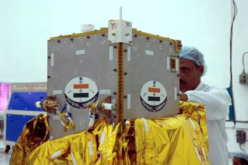 חללית הקליע MIP לפני שיגורה מהודו. רוסקה הערב על הירח