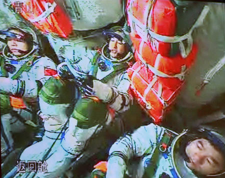 Shenzhou 7 crew members shortly after launch. Photo: xinuhaent