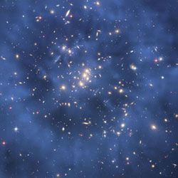تُظهر الصورة المركبة المأخوذة من تلسكوب هابل الفضائي "حلقة شبحية" مصنوعة من المادة المظلمة في العنقود المجري Cl 0024+17. يبرز الهيكل الشبيه بالحلقة في خريطة توزيع المادة المظلمة باللون الأزرق. وتعد هذه الحلقة من أكثر الأدلة الملموسة حتى الآن على وجود المادة المظلمة، وهي مادة غير معروفة منتشرة في جميع أنحاء الكون.