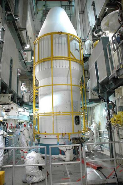 החללית DAWN בעת ההכנות לשיגורה - טכנאים מהדקים מסביב לחללית השחר מעטפת אווירודינמית שתפקידה להקטין את החיכוך עם האוויר, ובכך להגן על החללית בזמן השיגור.